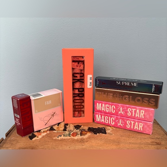 Jeffrey Star Bundle Supreme Gloss & The Gloss & Concealer~ Setting Powder & More - Picture 1 of 2
